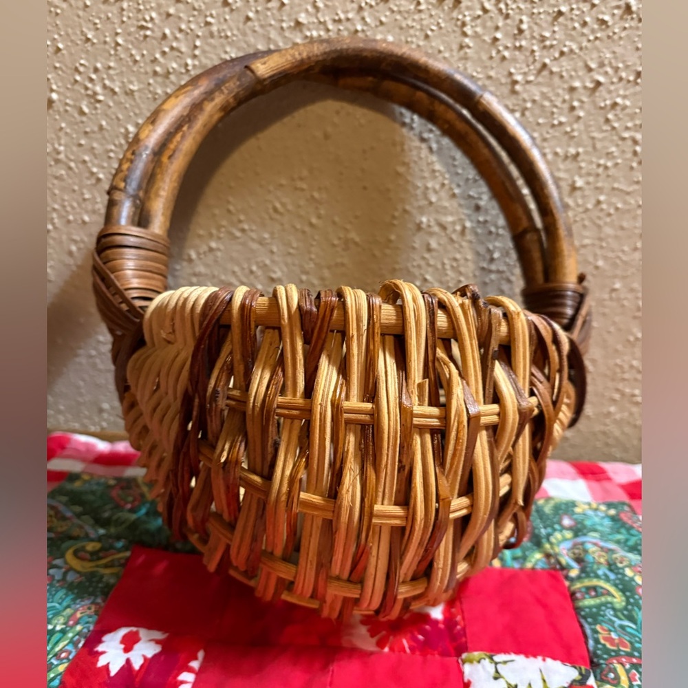 Gorgeous Vintage Pocket Wicker Hanging Basket/ Planter